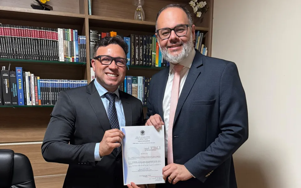 Jackson Luis Quintanilha da Silva e Levy Colle com a portaria da Comissão de Holdings e Estruturação de Ativos e Negócios