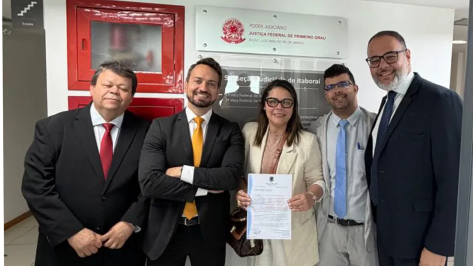Representantes da OAB Itaboraí na Justiça Federal durante a entrega de ofícios sobre a expedição de RPVs