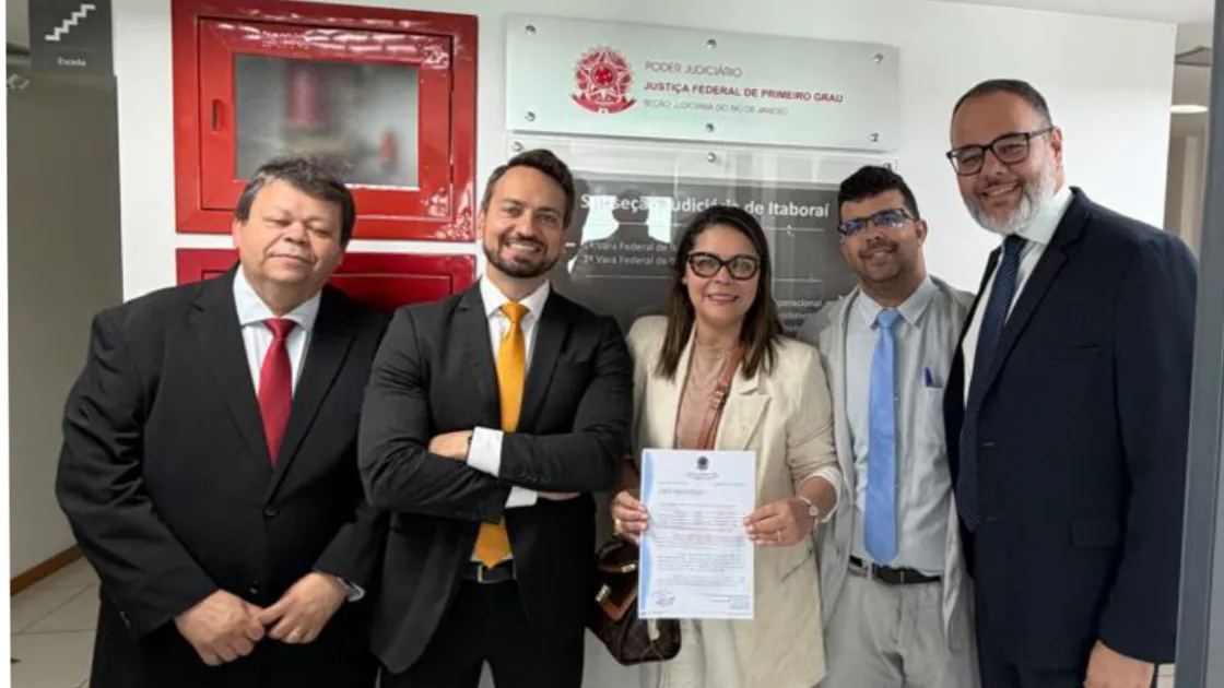 Representantes da OAB Itaboraí na Justiça Federal durante a entrega de ofícios sobre a expedição de RPVs